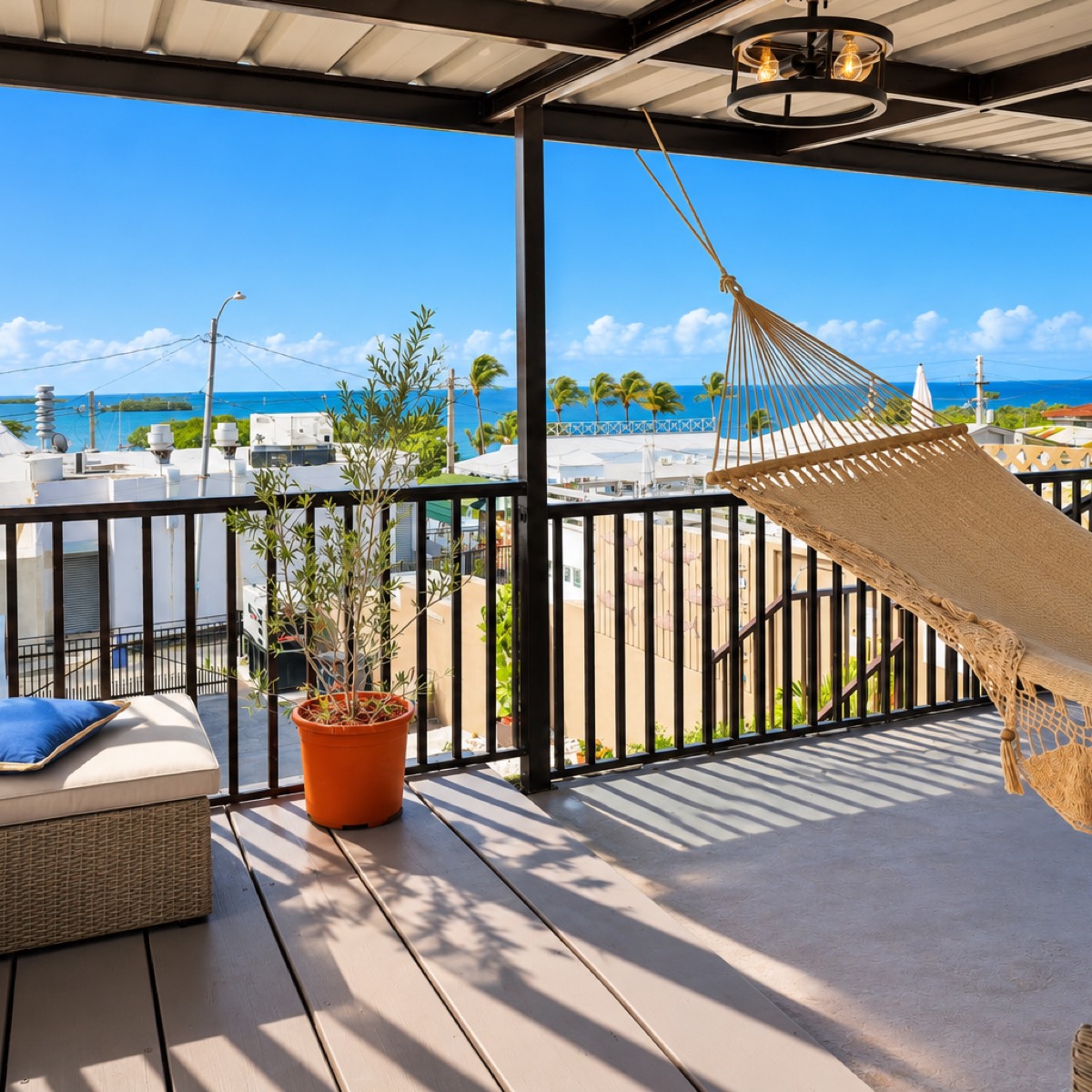 Terraza con hamaca y vista al mar en Marietta Keys